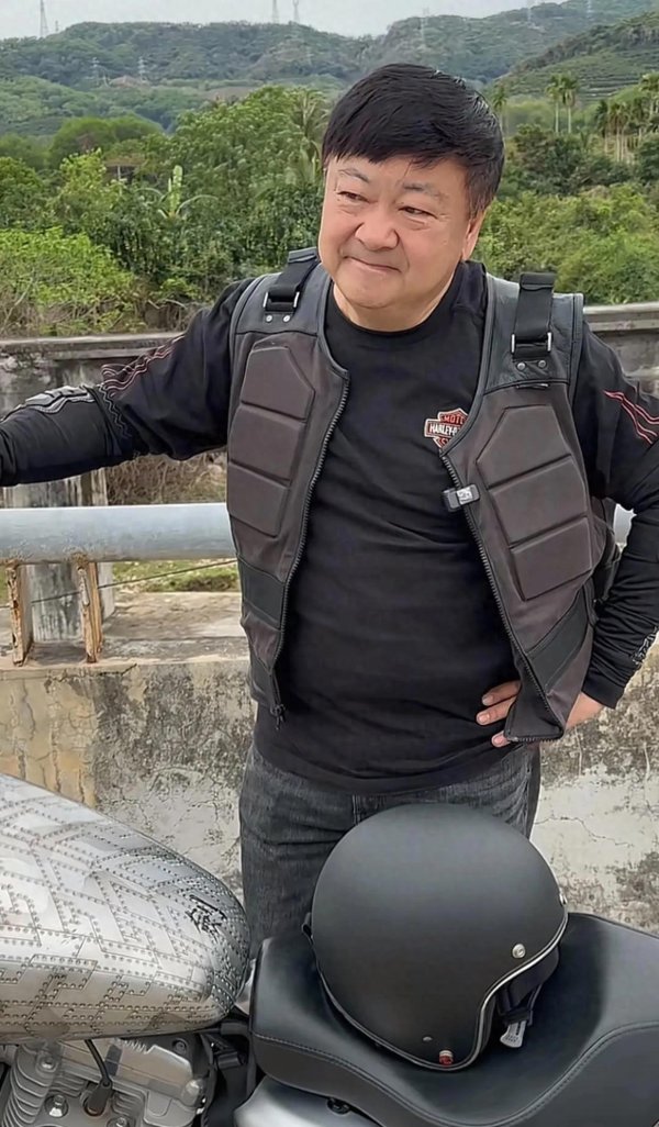 源顺网 洪剑涛含泪告别爱车，骑了13年的哈雷883才2000公里 即将报废处理